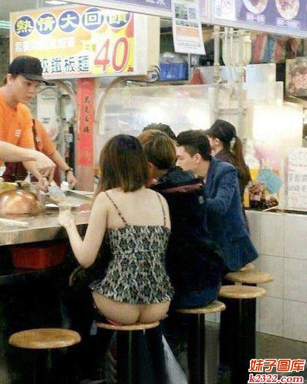 光屁屁太开放的女人吃路边小摊(WWW.m2322.com)