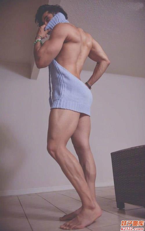 男人也可以这样性感 前挺后翘完美身材展示(WWW.m2322.com)