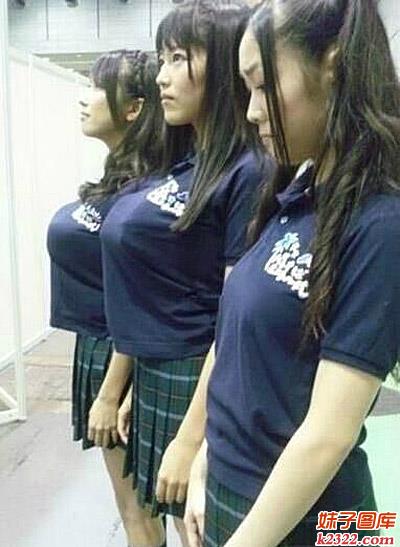 女人自信心比拼 胸大自信十足(WWW.m2322.com)