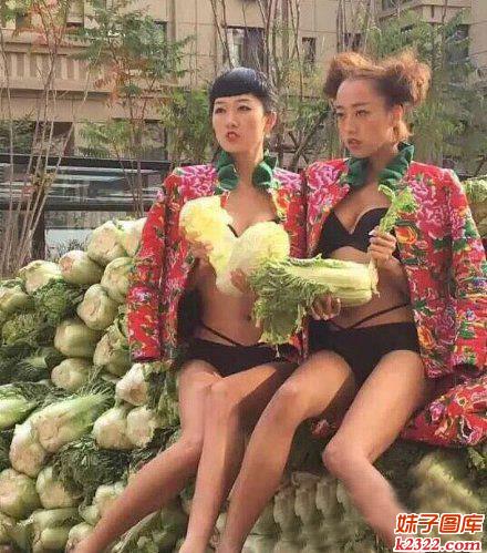 妹子这样卖大白菜，肯定能卖出好价钱(WWW.m2322.com)