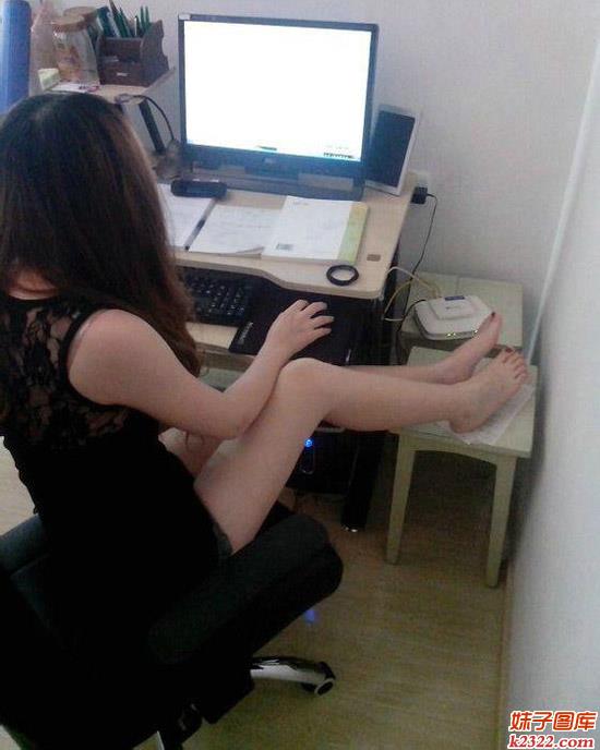 办公室黑色性感女秘书潮湿的连裤袜诱惑(WWW.m2322.com)