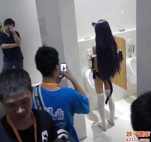 美女站着撒尿正面被偷拍动态图(WWW.m2322.com)