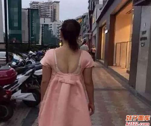美女大胆露胸给观众看，是不是傻眼啦！(WWW.m2322.com)