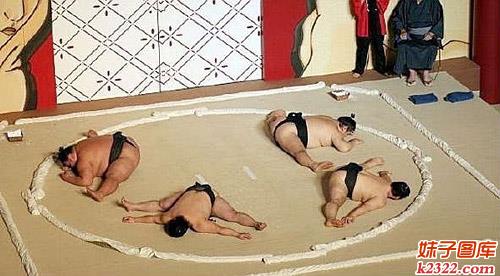 胖女人还能劈大叉，真是佩服啊~(WWW.m2322.com)