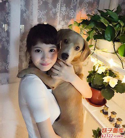 美女与狗狗拥抱在一起唯美图片(WWW.m2322.com)