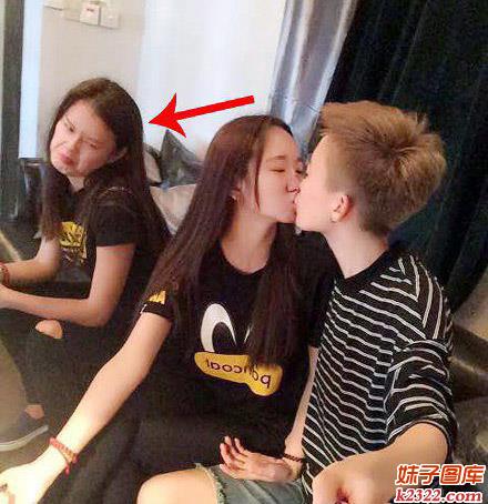 甜蜜情侣接吻吃奶引发一旁女人嫉妒(WWW.m2322.com)