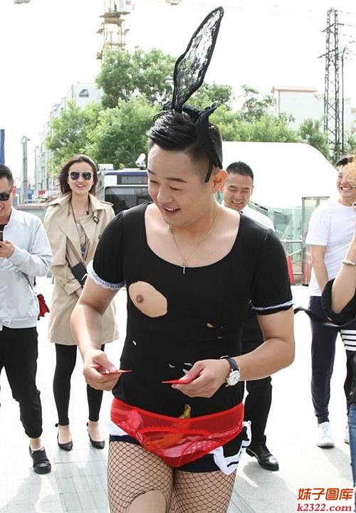 男人也流行露胸丝袜破洞装逼(WWW.m2322.com)