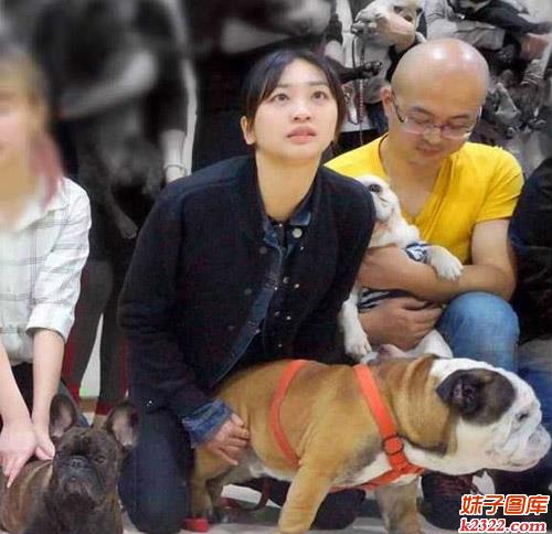 妹子和狗做图片：请问美女你在日狗吗？(WWW.m2322.com)