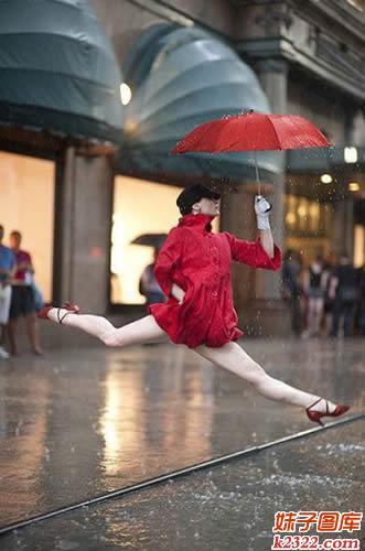 大雨中妹子跑步姿势美出新高度(WWW.m2322.com)