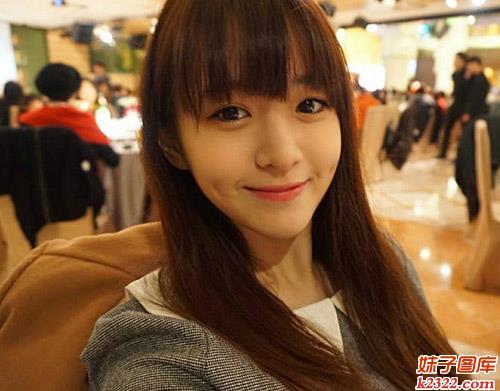 笑起来有酒窝的女孩更可爱更迷人(WWW.m2322.com)