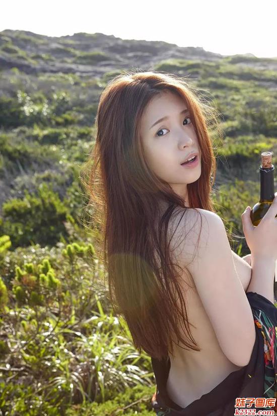 美女，这酒需要我帮你开起一起畅饮吗？(WWW.m2322.com)