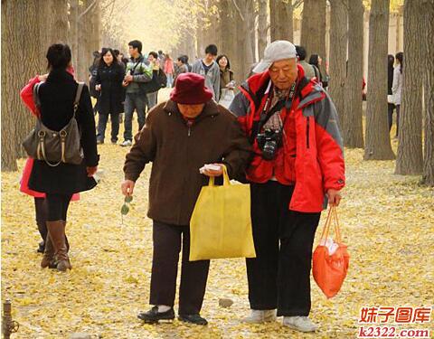 老年恩爱夫妻图片：牵着你的手 走完这一生(WWW.m2322.com)