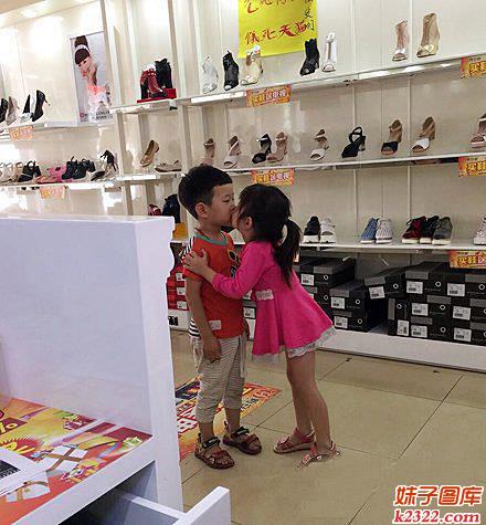 小屁孩搞笑图片：一吻定终身(WWW.m2322.com)