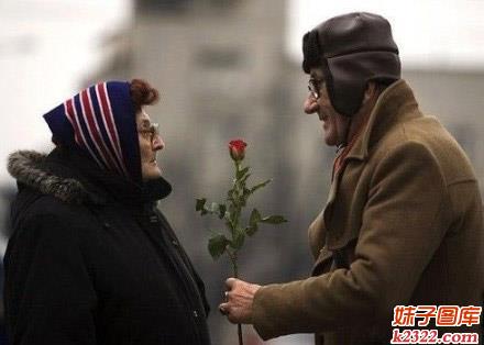 老年夫妇浪漫生活图片：老伴祝你情人节快乐(WWW.m2322.com)