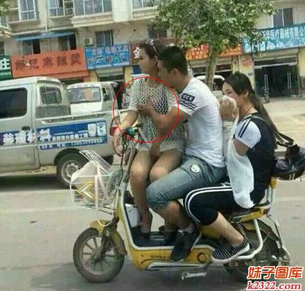 中国好司机边开车边摸身边女子胸部图片(WWW.m2322.com)