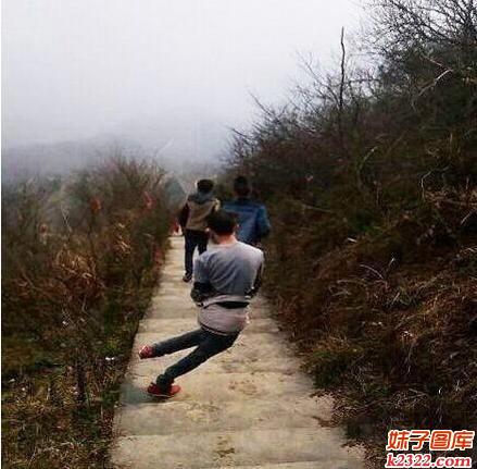 二逼货走出神姿势，是想寻求刺激找摔的节奏吗？(WWW.m2322.com)