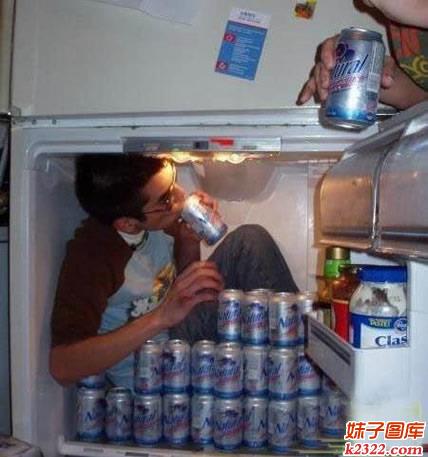 钻进冰箱里喝个痛快的酒鬼(WWW.m2322.com)