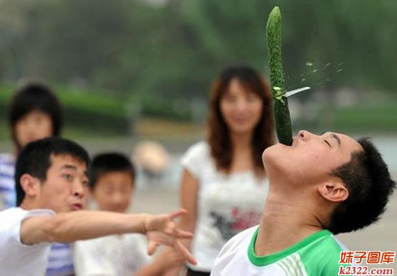 又见小李飞刀，现场切黄瓜搞笑图片(WWW.m2322.com)