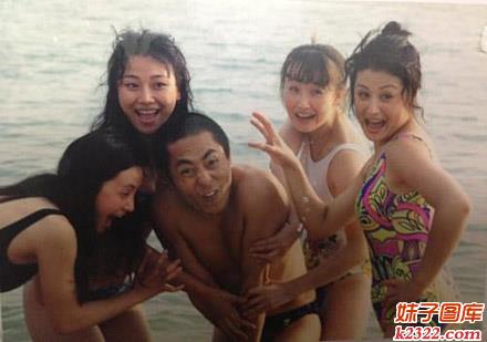 张艺谋花红酒绿的日子 一群美女围在身边真享受(WWW.m2322.com)