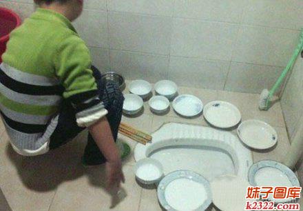 看到这一幕估计再也不敢叫孩子洗碗了吧！(WWW.m2322.com)