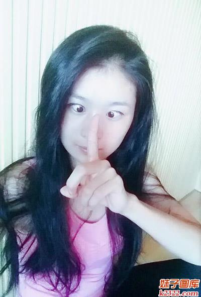 糗事百科图片：自娱自乐玩斗鸡眼的逗比妹子(WWW.m2322.com)