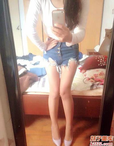 烂裤子穿出时尚性感的妹子图片(WWW.m2322.com)