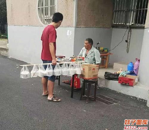 外卖小哥为了挣钱也蛮拼的(WWW.m2322.com)