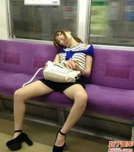 女汉子睡姿都那么的豪迈(WWW.m2322.com)
