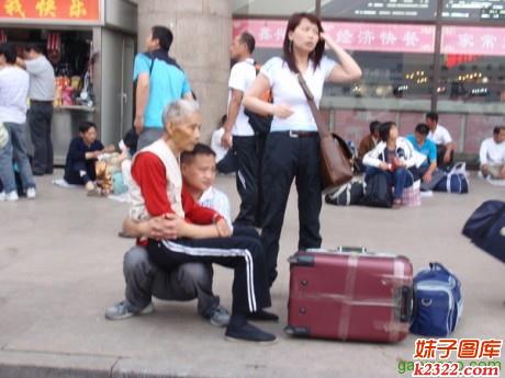 孝顺儿子图片：我甘愿当父亲的凳子(WWW.m2322.com)
