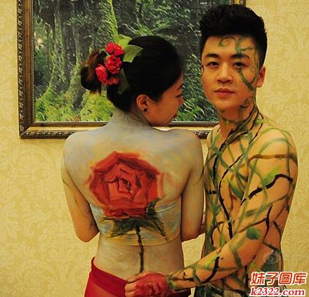 花枝招展的人体纹身艺术夫妻照(WWW.m2322.com)