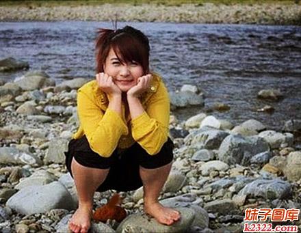 在海边恶搞美女拉粑粑图片(WWW.m2322.com)