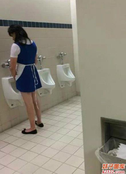 男厕所惊现女人站着撒尿 吓得我尿都憋回去了(WWW.m2322.com)