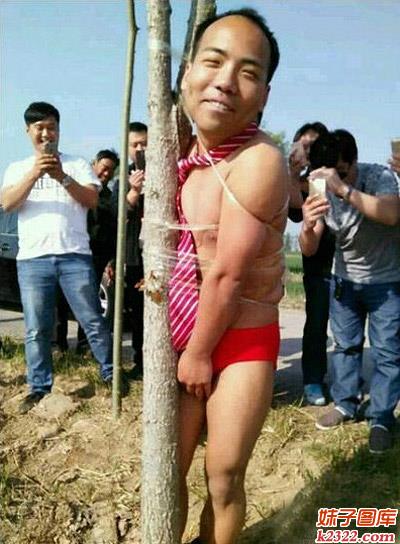 偷情被老婆逮住的下场，看你以后还敢不敢(WWW.m2322.com)