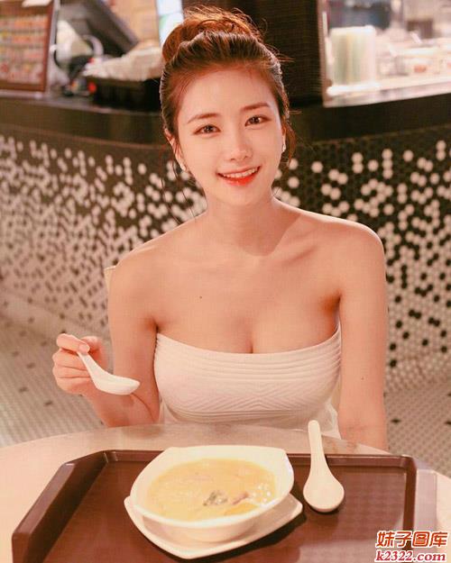 巨乳波霸：看胸大的女人都吃些什么东西(WWW.m2322.com)