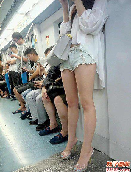 妹子身材再美，也抵不过手机里面的东西(WWW.m2322.com)