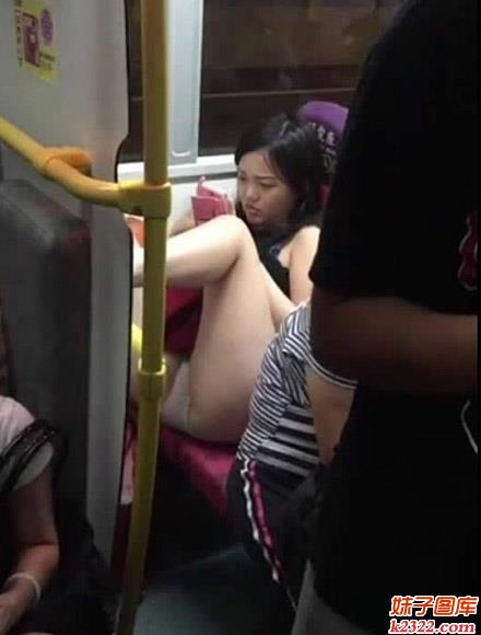 美女玩手机的姿势真是太销魂了，不敢直视(WWW.m2322.com)
