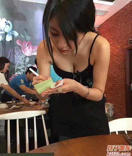 有这样的服务小姐，店里生意一定不错(WWW.m2322.com)