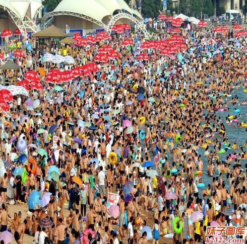 青岛第一海水浴场夏日迎人流高峰图片(WWW.m2322.com)