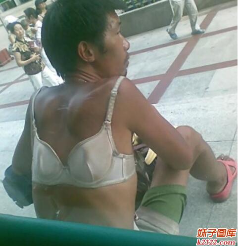 变态男穿上女士内衣文胸搞笑图片(WWW.m2322.com)