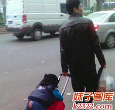 男人带娃搞笑图片：载着儿子出门(WWW.m2322.com)