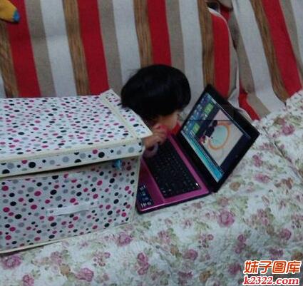 小孩子读书要是有这么认真就好了(WWW.m2322.com)