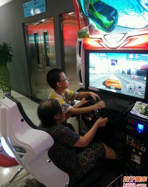 孝顺的孩子教奶奶开赛车搞笑图片(WWW.m2322.com)