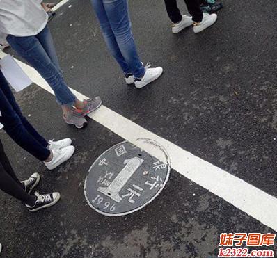 马路边惊现一元钱无人捡，是大家都有钱了还是要面子(WWW.m2322.com)