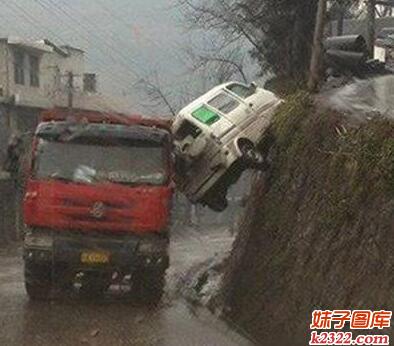 真倒霉，这大货车无辜躺枪(WWW.m2322.com)