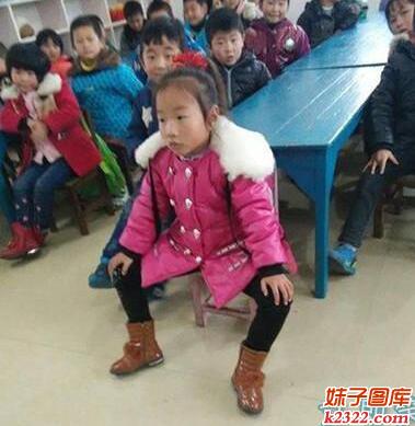 小女孩一看就具有班干部的风范(WWW.m2322.com)