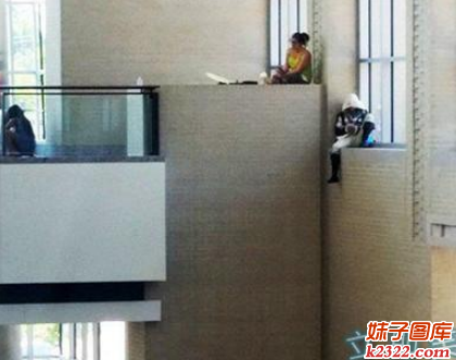 拿着生命在读书的女大学生(WWW.m2322.com)