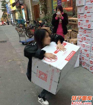 妹子被生活压迫的体无完肤，但还是努力的坚持着(WWW.m2322.com)