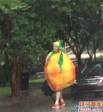 自从有了这件雨衣，再大的风雨都不怕了(WWW.m2322.com)