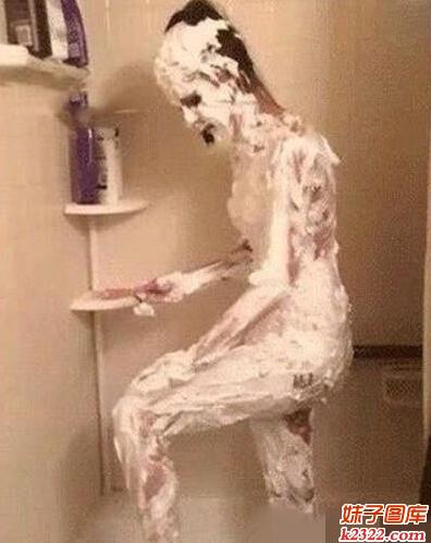 美女脱光衣服直播洗澡怪吓人的，你敢看吗？(WWW.m2322.com)