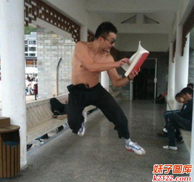 武术学校的学生读起书来也不忘练武打(WWW.m2322.com)